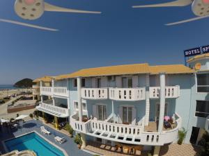 阿穆迪亚Hotel Spiros的一座带游泳池的建筑的模型