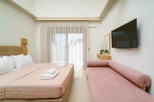 萨索斯Yasemi Luxury Rooms的卧室配有粉红色的床和平面电视。