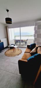 GillonAppartement Mont-Blanc - 3 étoiles的客厅配有沙发和桌子