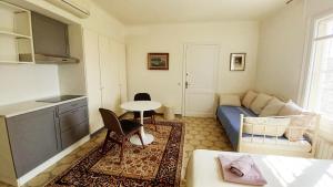 阿尔塔夫拉Apartments in Villa Isabel的一个带桌子和沙发的小客厅