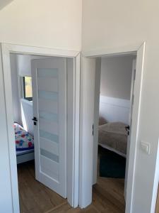 RybicalRybical 42的客房设有一张床和带镜子的衣柜