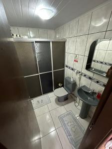 伊瓜苏Quarto Deluxe em Foz piscina wifi estacionamento cozinha E AR的一间带水槽和卫生间的小浴室
