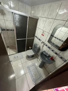 伊瓜苏Quarto Deluxe em Foz piscina wifi estacionamento cozinha E AR的一间带水槽、卫生间和镜子的浴室