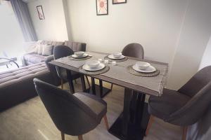 阿莱曼Seven Stays Sidi Abd El-Rahman的用餐室配有桌椅和沙发