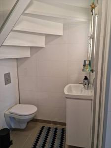 奥勒松Apartment near center / free P的白色的浴室设有卫生间和水槽。