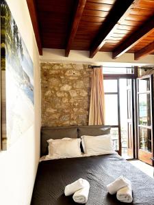 沃尼扎SeaFront Stone Suites的一间卧室配有一张带两条白色毛巾的床