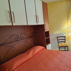 兰恰诺Casa Vacanze “ Fonte del Borgo”的一间卧室配有一张带木制床头板的床