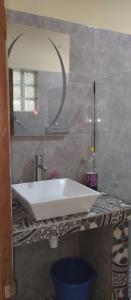 圣玛丽Villa Ste Marie的浴室设有白色水槽和镜子
