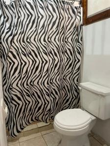 伊基托斯Hospedaje Casa Amazónica Iquitos的浴室设有黑白斑马淋浴帘