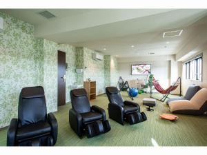 多治见市Kuretake Inn Premium Tajimi Ekimae的一间设有椅子和沙发的等候室