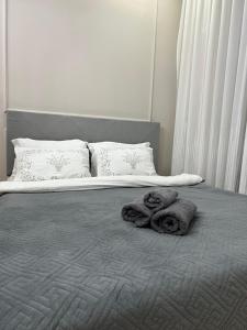 阿拉木图ЖК - 4 YOU - Nomaden- 3的一间卧室配有带毛巾的床
