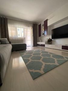 拉姆尼库沃尔恰Dem ‘LuxuryApartmens的带沙发和电视的客厅