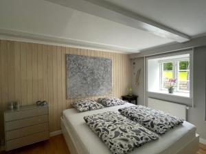 Tistrup300m2 entire house with 3 bedrooms的一间卧室设有一张大床和一个窗户。