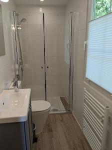 LangenbachRuhiges Ferienhaus mit Sauna: Hellaberg III的带淋浴、卫生间和盥洗盆的浴室