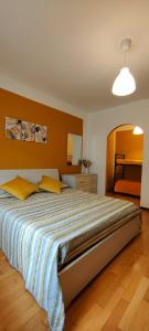 蒙蒂奥韦特Chez Marie-Claire的一间卧室配有一张带黄色枕头的大床