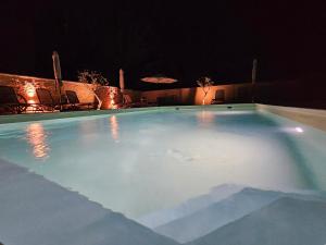 罗维尼Apartmani Gržinić的夜间大型游泳池