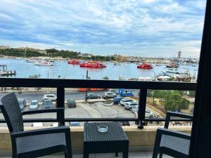 Il- GżiraGalileo Rooms的享有海港和水中船只的景色