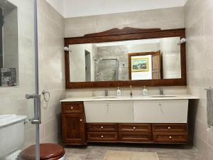 Il- GżiraGalileo Rooms的一间带水槽和镜子的浴室