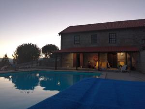 瓜尔达Quinta Do Quetrofe的大楼前带游泳池的房子
