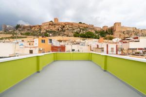 阿尔么丽亚La Casa Verde的从建筑屋顶可欣赏到城市美景