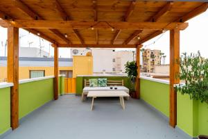 阿尔么丽亚La Casa Verde的一个带凉棚和长凳的屋顶甲板