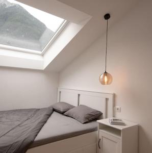 坎波图雷斯Casa Pina Campo Tures的一间卧室配有一张床和天窗