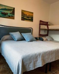 莫内利亚Moneglia Beach Downtown的一间卧室配有一张床和一张双层床。