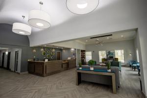 拉斐特Best Western Plus Lafayette Vermilion River Inn & Suites的办公大厅,设有前台和候机室