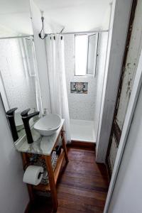 Colonia ChapadmalalRefugio santa isabel的一间带水槽和镜子的浴室