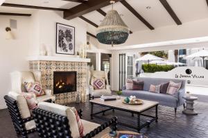 棕榈泉La Serena Villas, A Kirkwood Collection Hotel的带沙发和壁炉的客厅