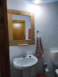 ApóstolesDepartamentos Sato的浴室设有白色水槽和镜子