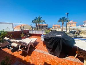 大加那利岛拉斯帕尔马斯Villa Ivanlore的庭院设有野餐桌和帐篷。
