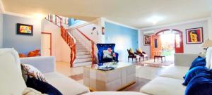 巴克里索莫雷诺港Bahía Gardner的客厅配有白色家具和楼梯