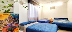 巴克里索莫雷诺港Bahía Gardner的配有蓝色床单的客房内的两张床