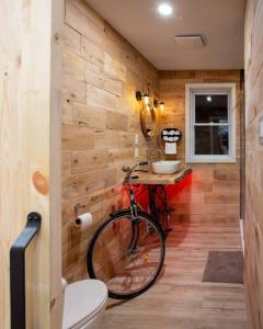 MansonvilleChalet Memphrémagog (Spa, étang, golf)的把自行车停放在房间的浴室
