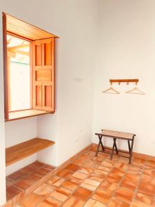 GuadalupeCasa Santo Domingo Guadalupe Santander的客房设有木桌和窗户。