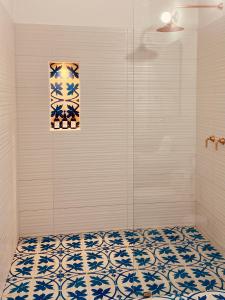 GuadalupeCasa Santo Domingo Guadalupe Santander的浴室设有蓝色和白色瓷砖淋浴。