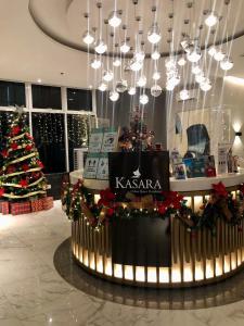 马尼拉Kasara Urban Resort and Residences的大堂内一间装有圣诞树的kasara商店