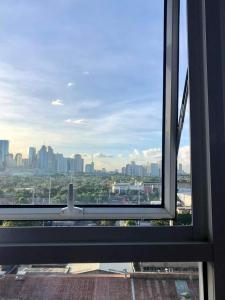 马尼拉Kasara Urban Resort and Residences的从办公室窗口可欣赏到城市美景