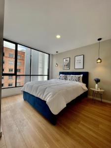 基多ItsaHome Selection - Torre Renua 9C的一间卧室设有一张大床和一个大窗户