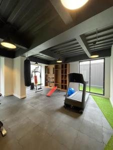 基多ItsaHome Selection - Torre Renua 9C的客厅设有带跑步机的健身房