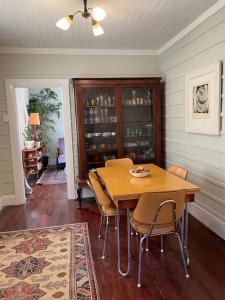 奥玛鲁Heritage Hideaway的一间带木桌和椅子的用餐室
