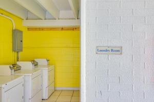 巴拿马城海滩Fontainebleau Terrace 223的浴室设有黄色的墙壁和阅读洗衣房的标志