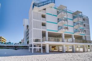 巴拿马城海滩Fontainebleau Terrace 223的海滩上的奥米尼姆公寓 - 带海滩