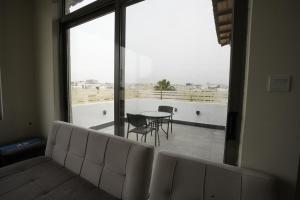 安曼内洛夫套房酒店的阳台配有桌椅,享有风景。