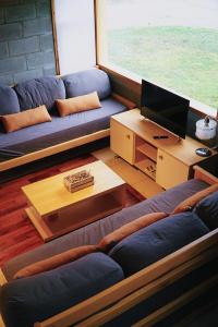 埃博森Origen Rent a house的带沙发和电视的客厅