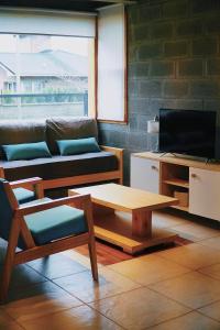 埃博森Origen Rent a house的带沙发和咖啡桌的客厅