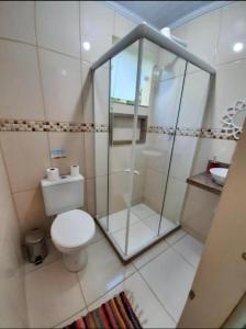 阿布拉奥Descanso do Jordão的一间带卫生间和玻璃淋浴间的浴室