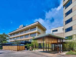 别府Yukai Resort Premium Hotel Fugetsu的一座办公楼,有一座大楼