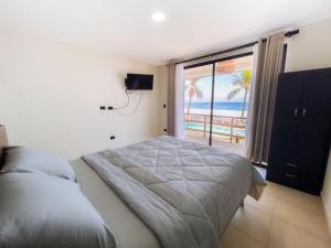 TamaniqueREEF ON THE WATER的一间卧室配有一张床,享有海景